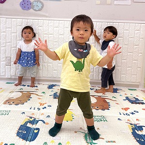 朝の会で音楽に合わせて踊る子ども