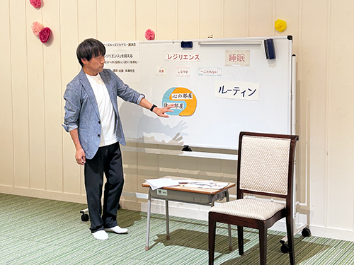 図を示しながら講演する近藤先生