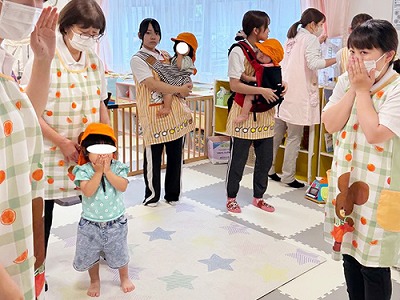 避難の準備をする保育士と園児たち