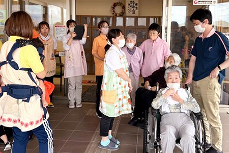避難を終えた園児と保育士と高齢者たち