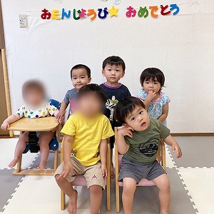 誕生日会の記念撮影