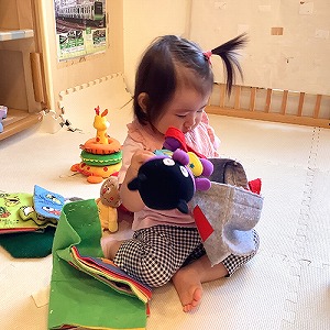 ぬいぐるみで遊ぶ子ども