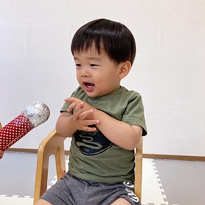 誕生日会のインタビューに答える子ども