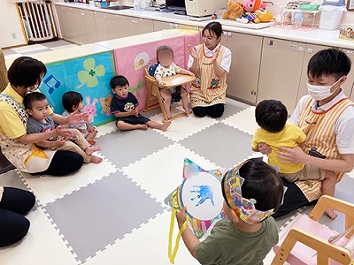 ハッピーバースデーの歌をうたう園児たち