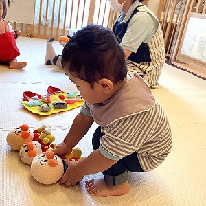 ぬいぐるみを並べて遊ぶ子ども