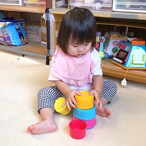 おもちゃで遊ぶ子ども