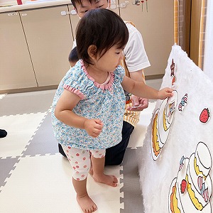 バースデーケーキのパネルに飾り付けをする子ども