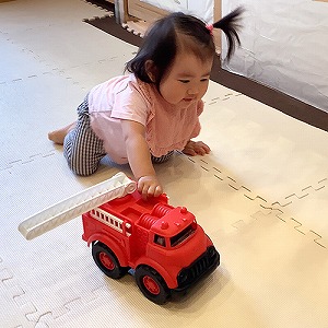 大きな消防車を走らせる子ども