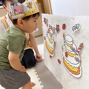 ロウソクの火を吹き消す子ども