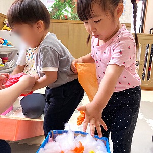 流れ星づくりをする子どもたち