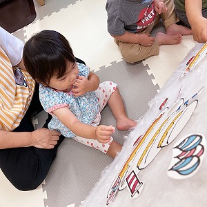 誕生日ケーキをパクパクと食べる真似をする子ども