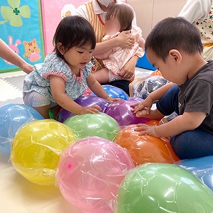 風船マットの感触を楽しむ子どもたち