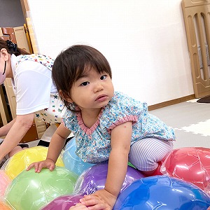 風船マットに乗って遊ぶ子ども