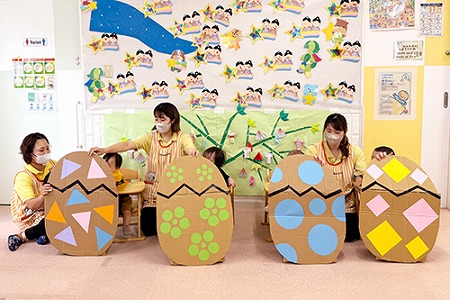 「たまごのうた」の出し物をする子どもたちと保育士