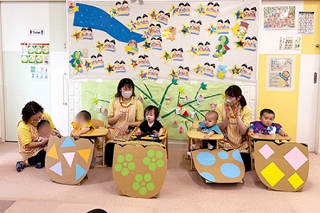 「たまごのうた」の出し物をする子どもたちと保育士