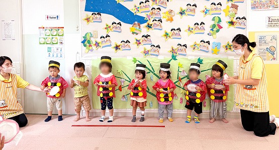 「おもちゃのチャチャチャ」を披露する子どもたち