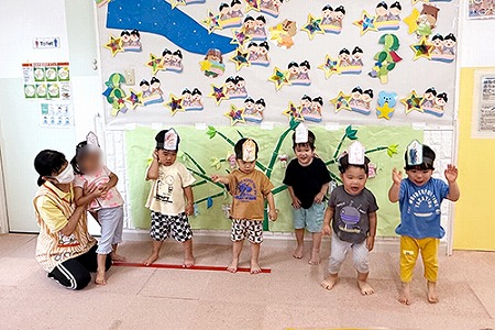 「どんな色がすき」の出し物をする子どもたち