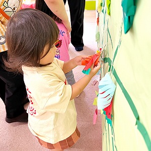 七夕の飾り取りをする子ども