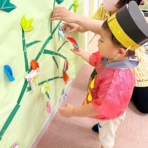 七夕の飾り取りをする子ども
