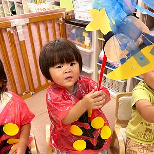 七夕の飾りも持つ子ども