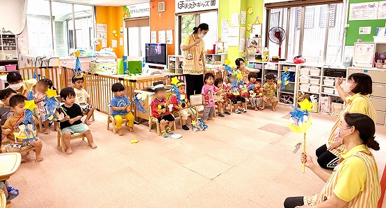 七夕の歌をうたう子どもたち