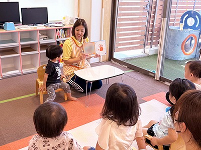 みんなの前に出てお話しをするお誕生日の子ども
