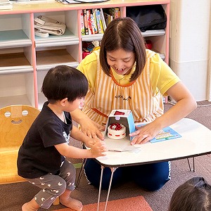 お誕生日ケーキが出てきて驚く子ども