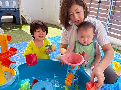 水遊びを楽しむ保育士と子どもたち