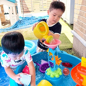 夢中になって水遊びをする子どもたち