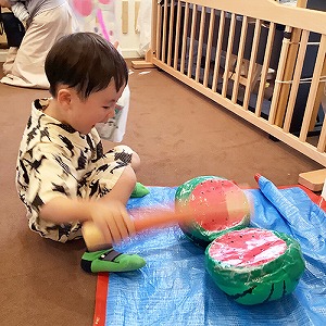 夏まつりのスイカ割りを楽しむ子ども