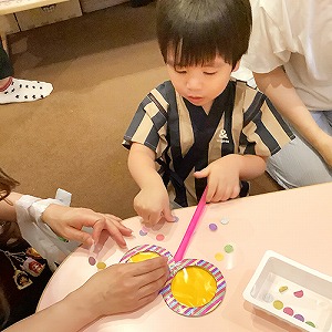 トンボのめがねを制作する親子