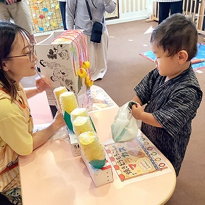 夏まつりのゲームを楽しむ子ども