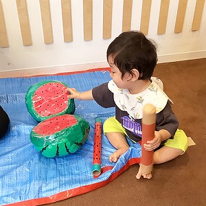 夏まつりのスイカ割りを楽しむ子ども