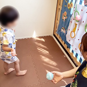 夏まつりの的当てをする子ども
