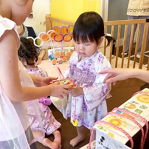 夏まつりのゲームを楽しむ子どもたち