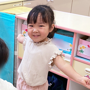 笑顔を見せる子ども