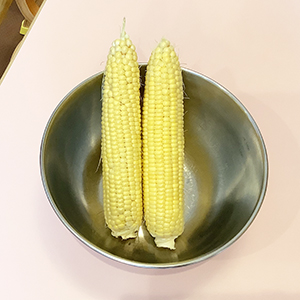 子どもたちが皮むきした2本のとうもろこし