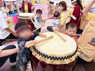 和太鼓を叩く子どもたち