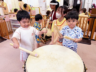 和太鼓を叩く子どもたち