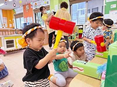 夏まつりのワニワニパニック風ゲームに挑戦する子ども