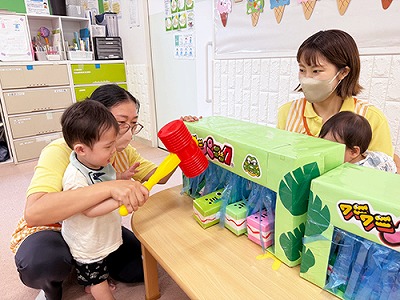 夏まつりのワニワニパニック風ゲームに挑戦する子ども