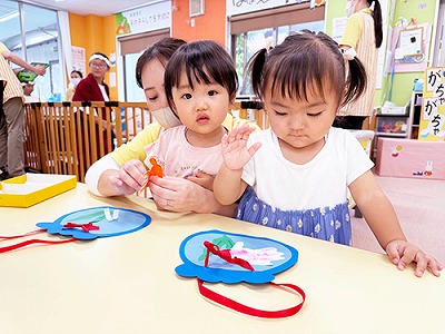 手形を押して金魚の作成をする子どもたち