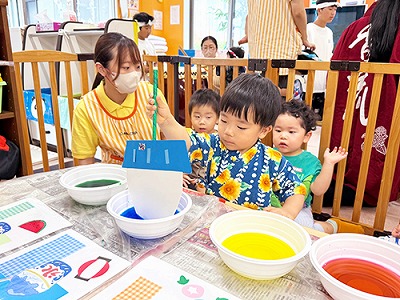 夏まつりでかき氷作りをする子どもたち