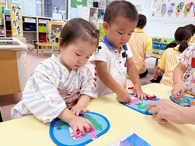 金魚の制作をする子どもたち