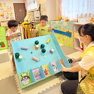 すいかゲームを楽しむ子どもたちと保育士