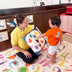 好きな色の蝶を指さす子ども