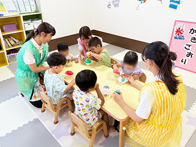 夏まつりのかき氷づくりの様子