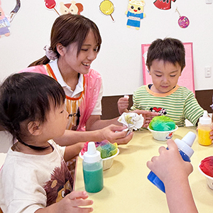かき氷作りを楽しむ子どもたちと保育士