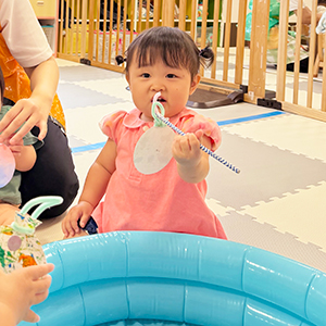 ヨーヨー釣りをする子ども