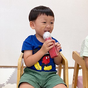 元気にインタビューにこたえる子ども